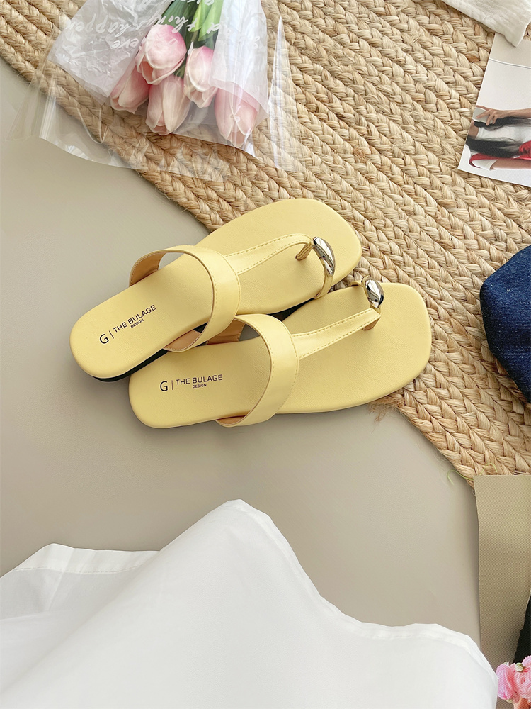 2025 Summer New Style Toe Loop Sandals Women Fashion Metal Decor Flat Slippers - Image 2