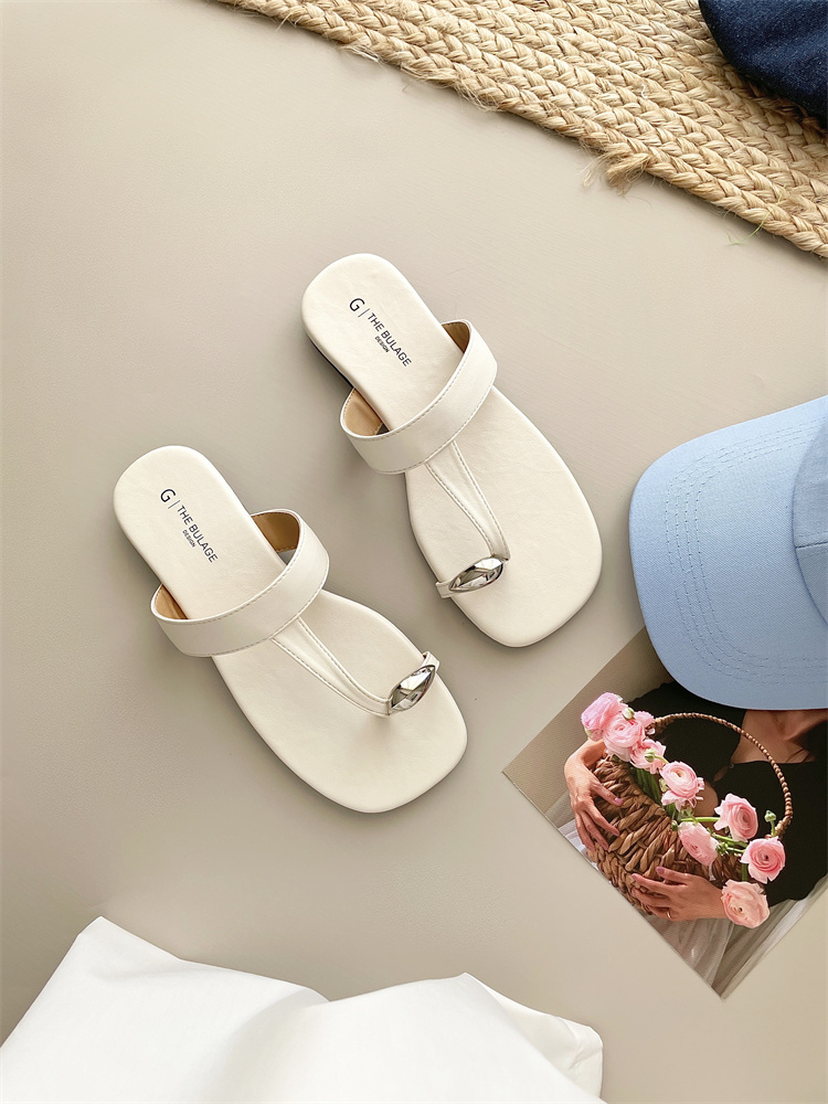 2025 Summer New Style Toe Loop Sandals Women Fashion Metal Decor Flat Slippers - Image 3