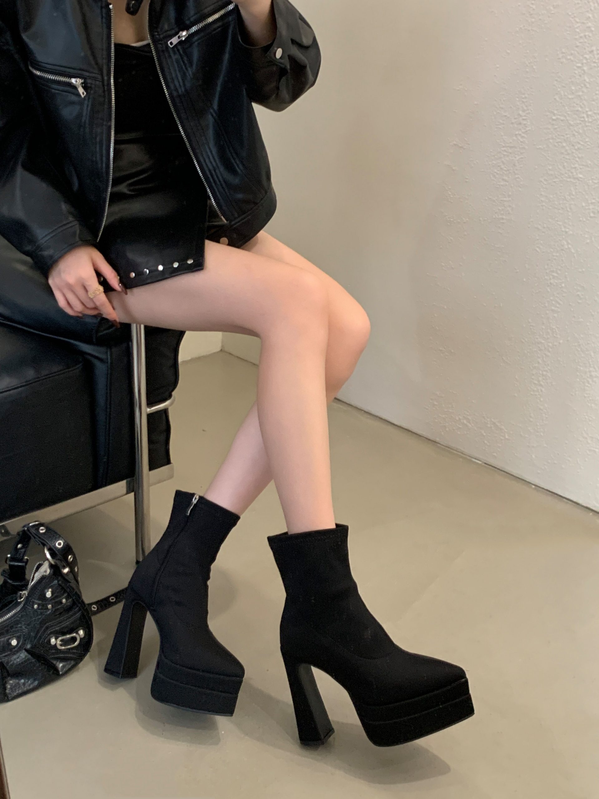 2025 European American Fashion Minimalist Ultra High Heel Short Boots Korean Style Versatile Pointed Toe Chunky Heel Side Zipper Fashion Boots for Women - Image 2